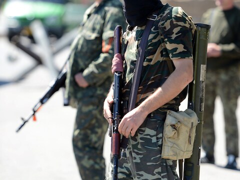 Pro-Russische rebellen nabij een grenspost in Oekraïne.