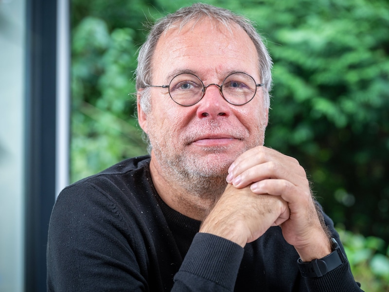 Alain zit met de handen in het haar. “Ik weet niet hoe ik moet rondkomen als het plan van Mahdi wordt uitgevoerd.” 