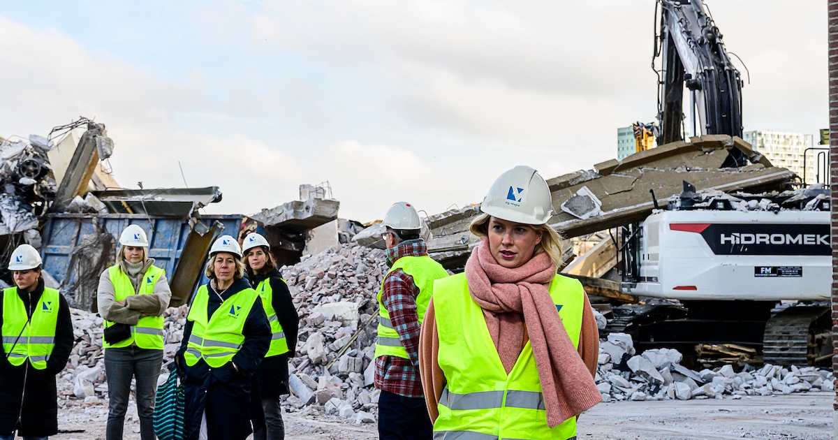 Burgemeester Els van Doesburg bezoekt plek waar gisteren arbeider stierf onder muur in Antwerpen: “H