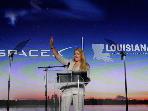 SpaceX-directeur Gwynne Shotwell tijdens de aankondiging dinsdag.