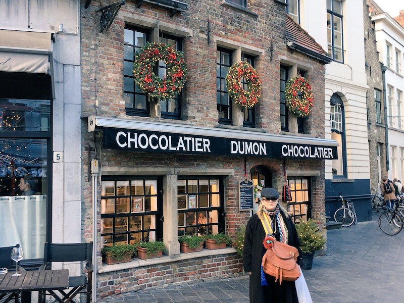 Fisher die poseert voor chocolatier Dumon op de Eiermarkt.