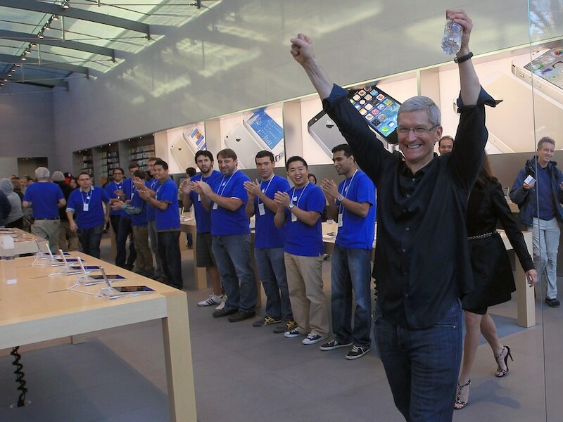 Apple-CEO Tim Cook viert de release van de iPhone 5s en 5c in de Apple Store van Palo Alto.