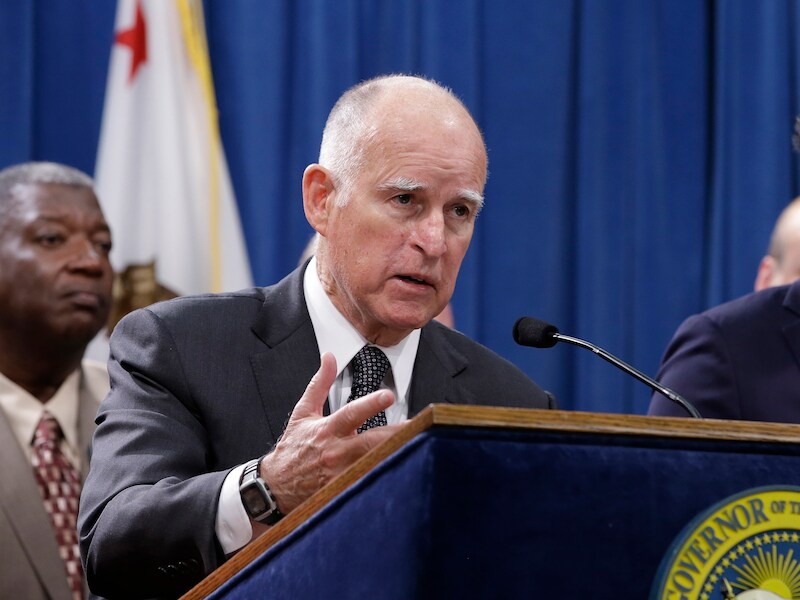 Gouverneur Jerry Brown.