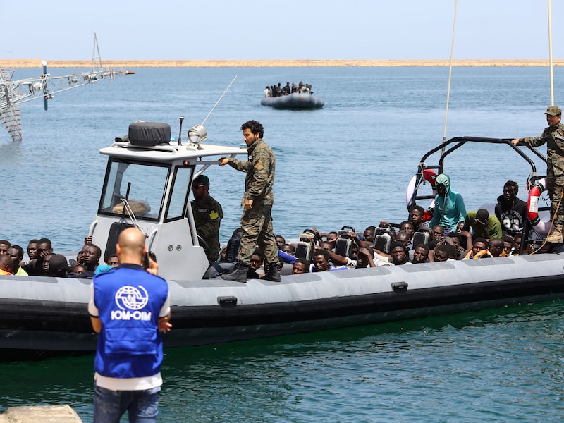 Deze migranten konden vandaag wél gered worden door de Libische kustwacht. Voor een andere vluchtelingenboot in nood waren niet genoeg middelen voorhanden.
