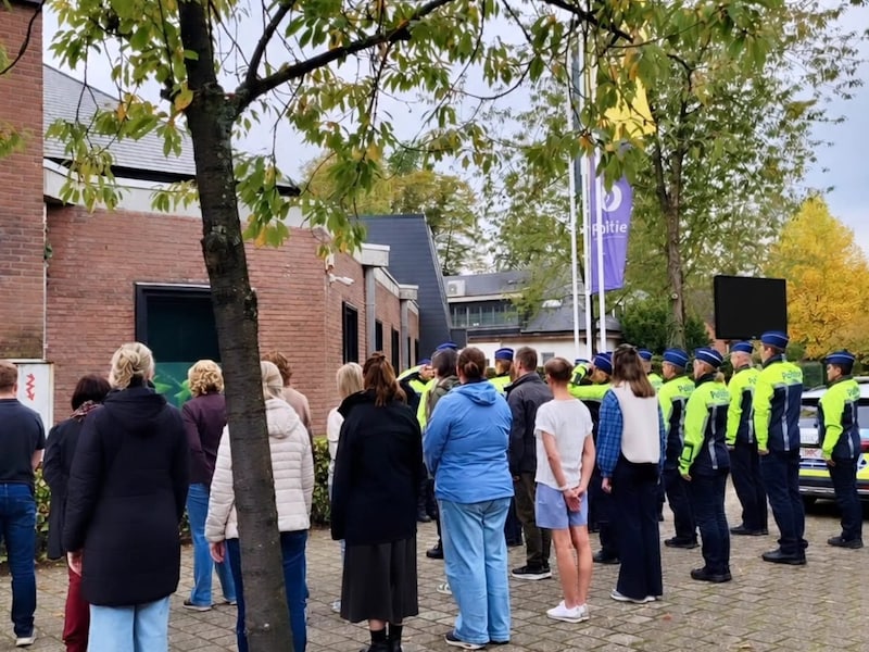 De collega's van de lokale politie Brasschaat hielden samen 1 minuut stilte.