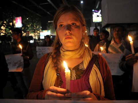 Een Britse toeriste neemt deel aan een wake voor het slachtoffer in Kolkata.