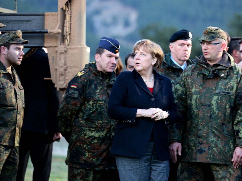 Bondskanselier Angela Merkel bezoekt de Duitse troepen.