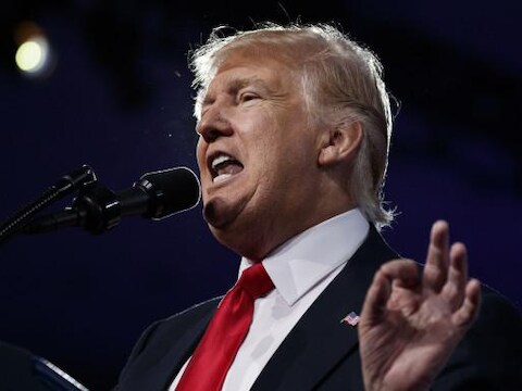 President Trump spreekt het publiek toe op het Conservative Political Action Congress.