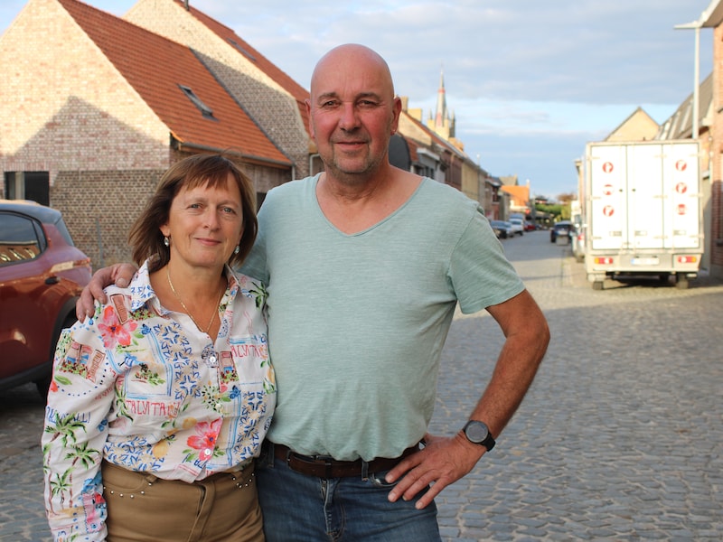 Sabine Wallecan en Johan Dumortier uit de Krombekestraat in Stavele: “Stavele kermis en ‘De Zomer van Alveringem’ worden liever niet op dezelfde avond gepland.”