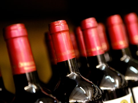 Dieven stelen twaalf flessen wijn uit koelkast van horecazaak