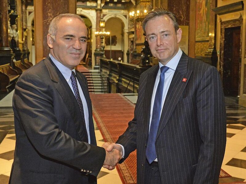 Garry Kasparov (L) op bezoek bij Bart De Wever (R).