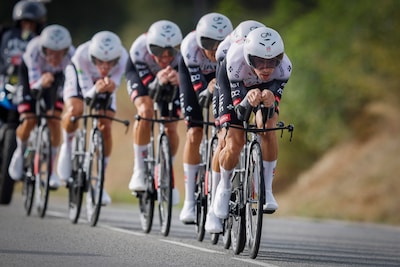 Dubbele verkenning versus wind fout ingeschat: UAE wint spelletje perfectionisme tegen Visma-Lease a Bike in ploegentijdrit Vuelta