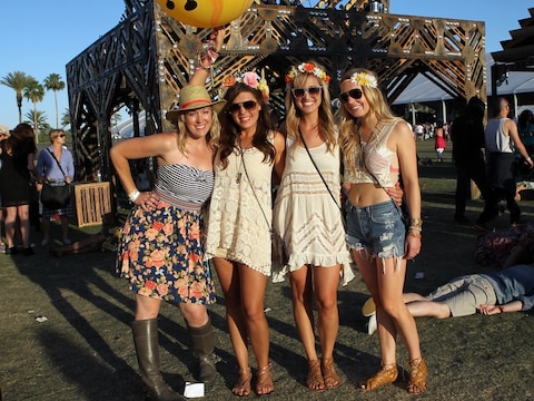 De ideale festivaloutfit combineert hippie met hotpants.