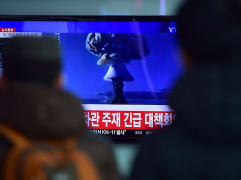 Zuid-Koreanen kijken in Seoel naar een verslag van de vermeende kernproef.