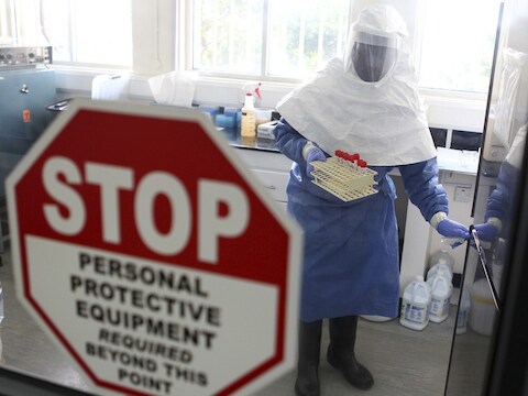 Een dokter bestudeert in een laboratorium in Oeganda het Ebolavirus.