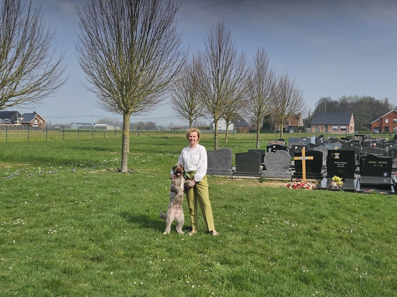 Aniek Van de Velde van Focus8720 met haar hond Max aan het stuk groen bij de begraafplaats in Dentergem. Het is één van de twee locaties die ze voorstelt voor een dierenstrooiweide.