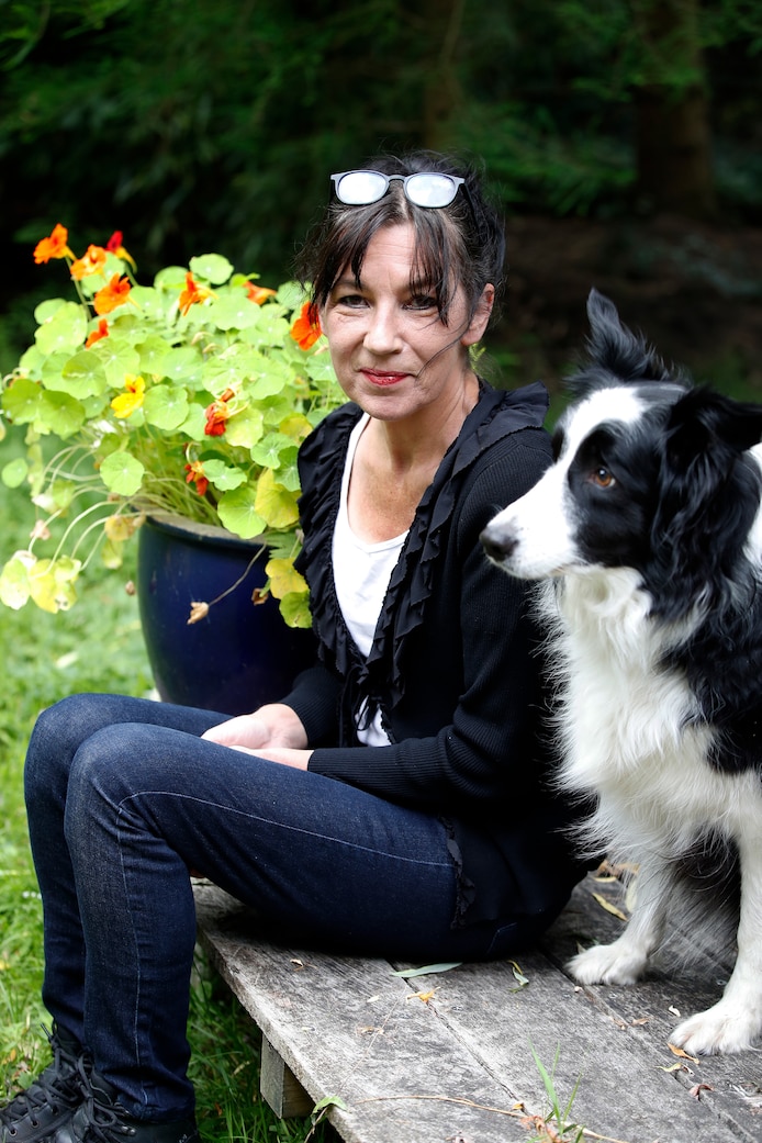 Bea Van Der Maat met haar bordercollie Juju, die ook een vermelding krijgt op de rouwbrief