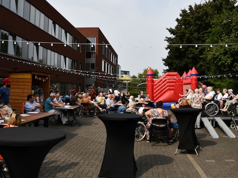 Zomer Marebar tovert seniorie De Maretak in Halle opnieuw om tot een gezellige ontmoetingsplek.