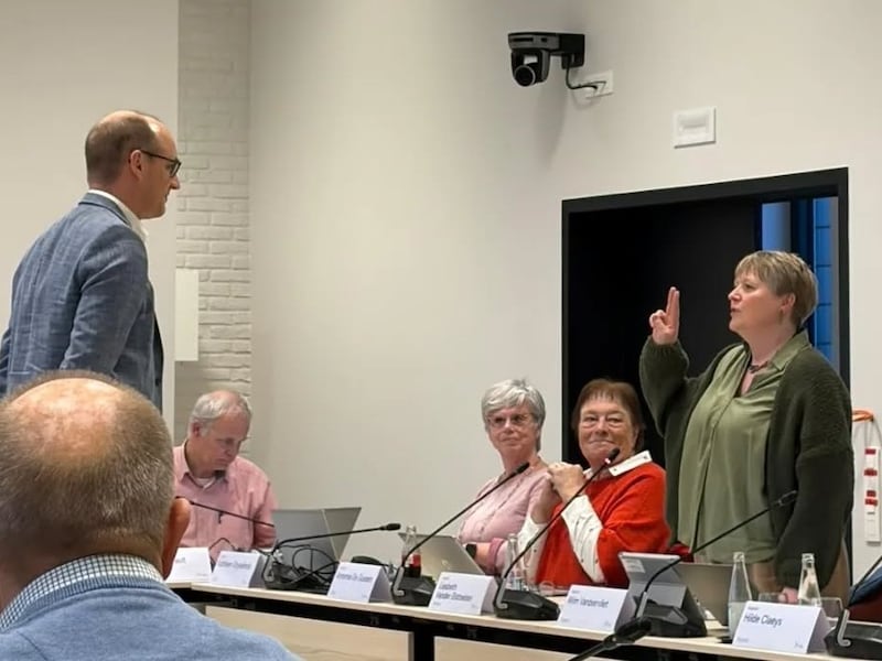 Liesbeth Vander Elstraeten legt eed af als gemeenteraadslid