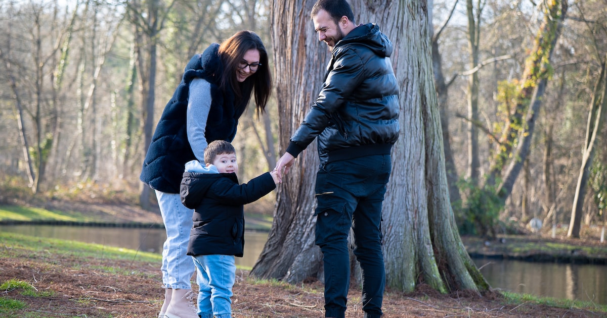 Wandelaars genieten van lentezon in park Meylandt in Heusden-Zolder