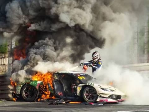 “Ik leef nog dankzij hem”: Nederlandse coureur redt collega uit brandende Ferrari