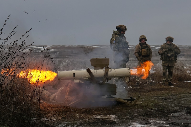 Soldados ucranianos durante un ejercicio cerca de la línea del frente ferozmente combatida en la región de Zapozirhia.