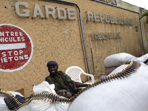 Een soldaat van Ouattara bemant een machinegeweer bij een voormalige basis van de troepen van Gbagbo.