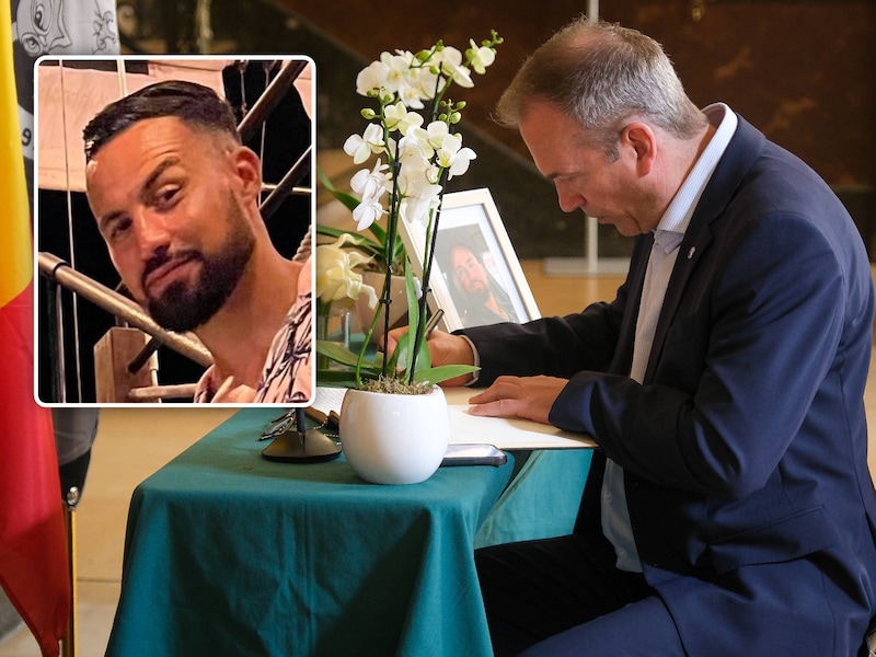 Korpschef van de politiezone Brussel-West Xavier Legrand tekent het rouwregister van Nordin, de politieagent die maandag om het leven kwam. 