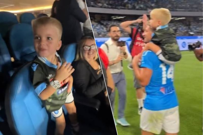Ciro ging uit de bol op de tribunes.  / Ciro op de schouders van papa Dries Mertens.