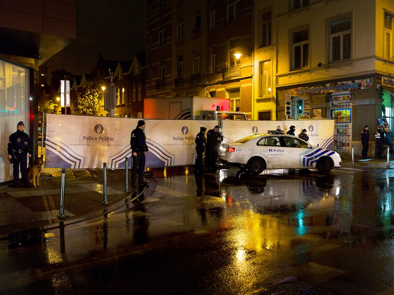 Publiek en pers werden op ruime afstand gehouden tijdens de huiszoekingen vannacht in Molenbeek.