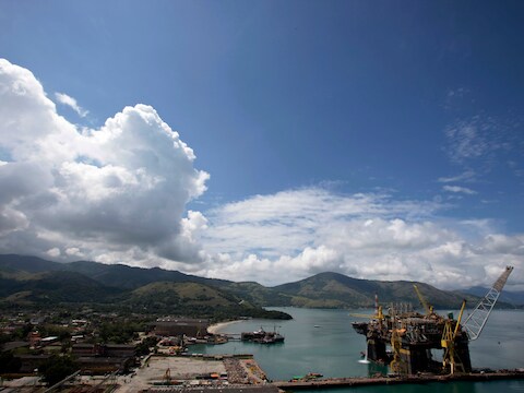 Een olieplatform van Petrobras in aanbouw in Angra dos Reis.