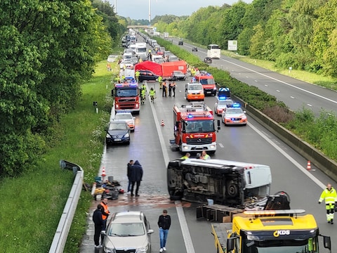 Op de E34 kwam een motorrijder om het leven na een plotse hagelbui.