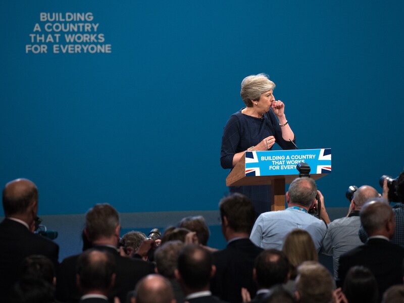 De Britse premier May had het moeilijk tijdens haar speech gisteren in Manchester.