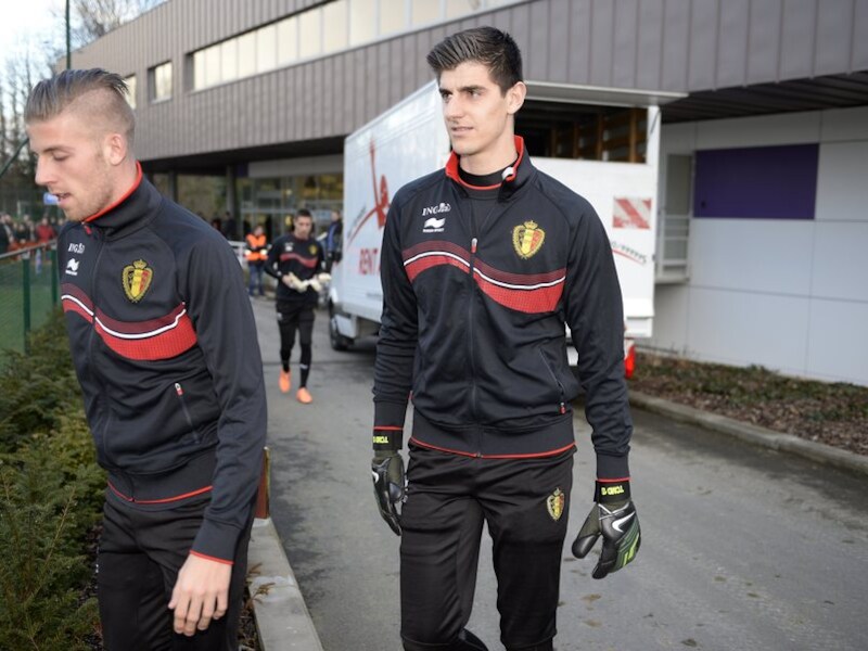 Alderweireld (links) haalt de loftrompet boven voor Courtois.