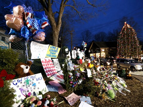 De blijken van medeleven voor de slachtoffers van de schietpartij in Newtown worden steeds omvangrijker. © ap.
