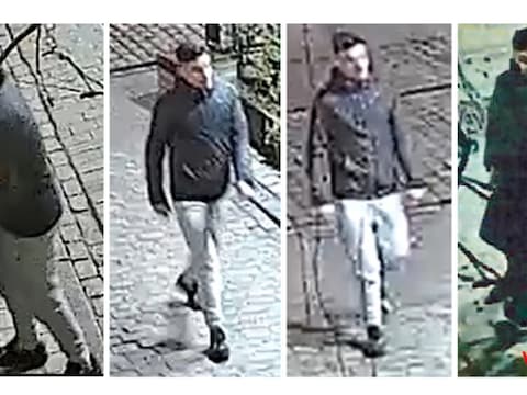De dader, hier te zien op de vier beelden, sprak het slachtoffer aan en hield haar in bedwang. Een andere man hield op een elektrische step de wacht.