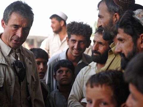 NAVO-secretaris-generaal Anders Fogh Rasmussen praat met Afghaanse mannen in Jalalabad.