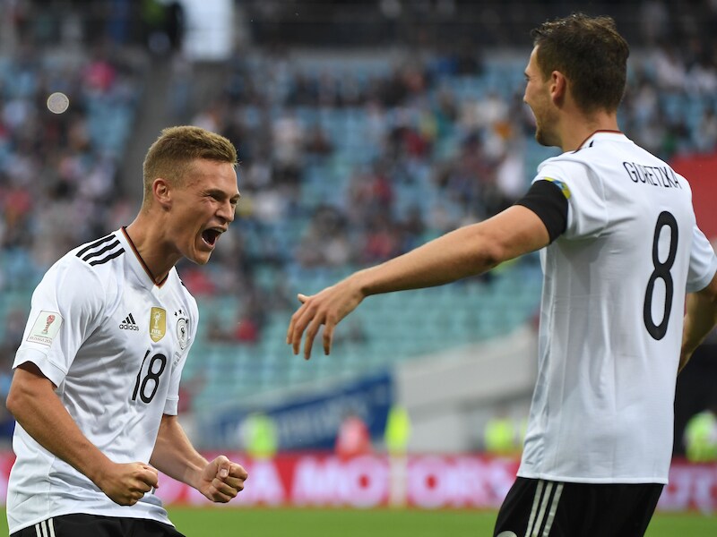 Joshua Kimmich (l) viert met Leon Goretzka