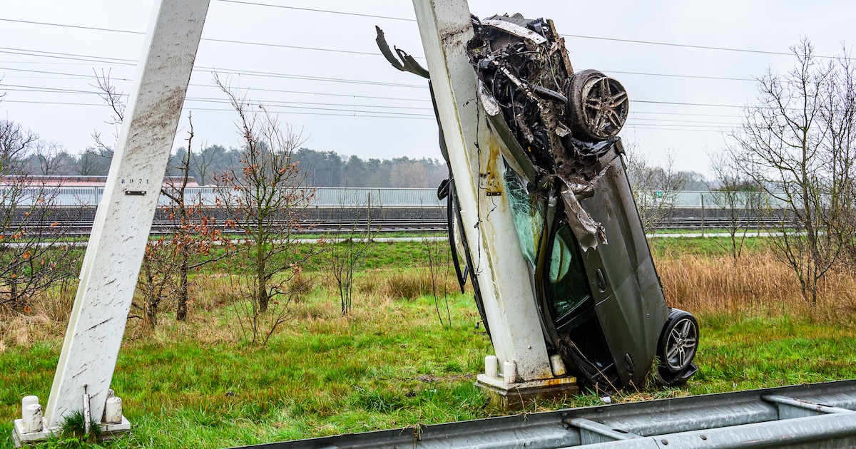 Engeltje op de schouder: man belandt ondersteboven tegen verkeerspaal op snelweg bij Breda