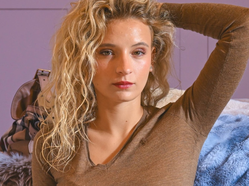 Actrice Apollonia Sterckx (20) krijgt eerste presentatiejob bij VRT: “Maar ik wil in ‘Thuis’ blijven spelen tot ik erbij neerval”