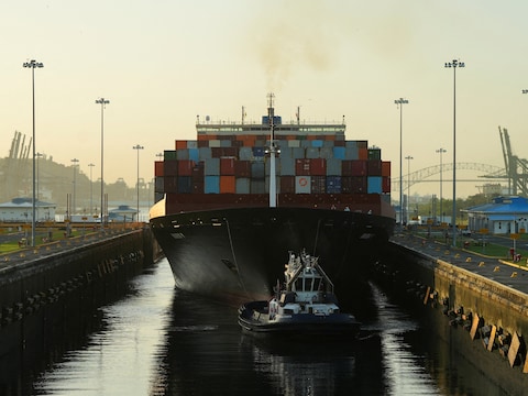 Archiefbeeld. Een vrachtschip bij de sluizen van Cocoli in het Panamakanaal. (13/03/26)