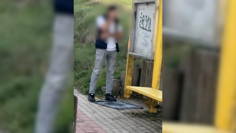 De beelden van de man circuleren op sociale media. 