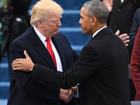 President Donald Trump schudt de hand van zijn voorganger Barack Obama.