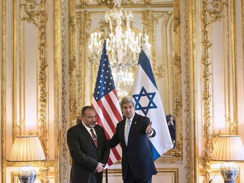 Avigdor Lieberman en John Kerry.