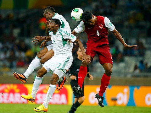 Een Tahitiaan in actie tegen Nigeria.