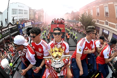 Verloren Champions League-finale al doorgespoeld: Leandro Trossard en Arsenal vieren Premier League-winst op parade met open bus
