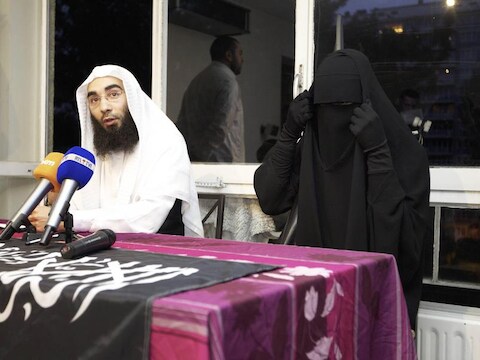 Fouad Belkacem, woordvoerder van Sharia4Belgium, met Stephanie Djato, de vrouw die vorige week werd gearresteerd in Sint-Jans-Molenbeek.