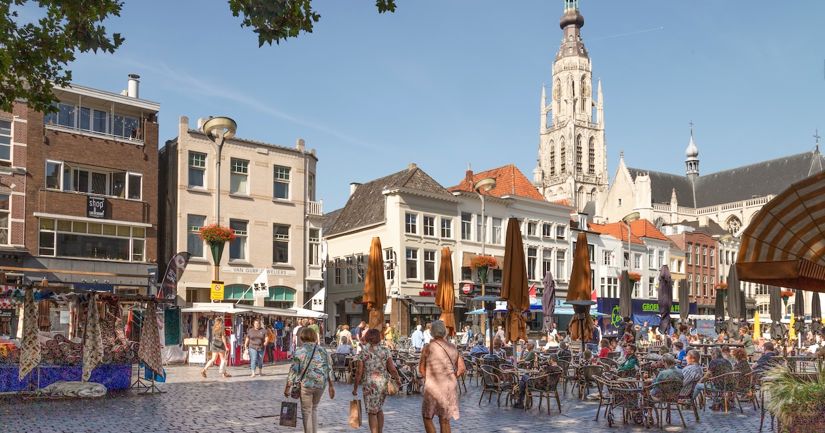 Terrasmeubilair en wijnflessen vlogen in het rond: politie doet onderzoek naar “massale vechtpartij”