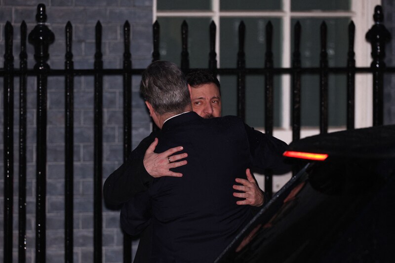 Zelensky y Starmer se abrazan tras una reunión