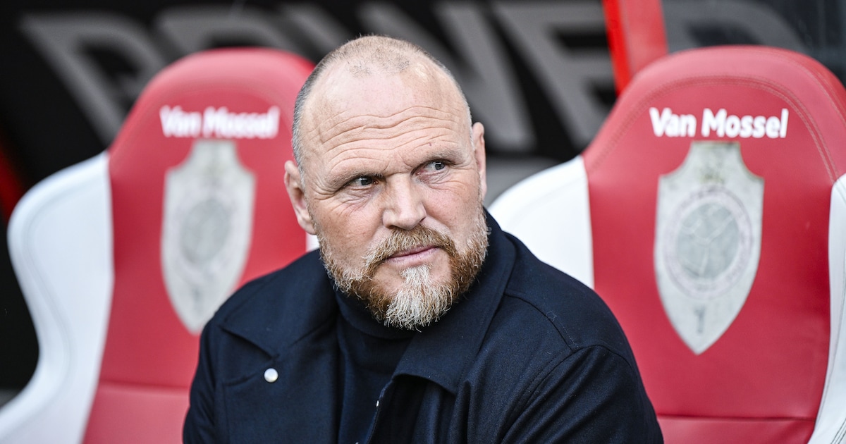 Nadat de fans al riepen om zijn ontslag: Antwerp neemt afscheid van ...